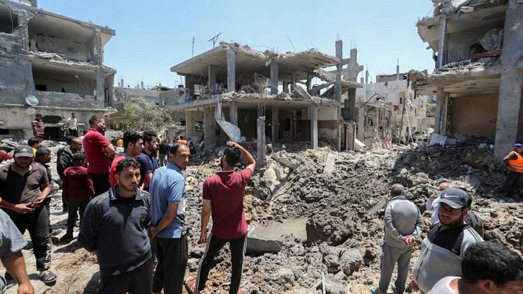 Palestinos desesperados huyen de bombardeos israelíes en Gaza en autos y carretas