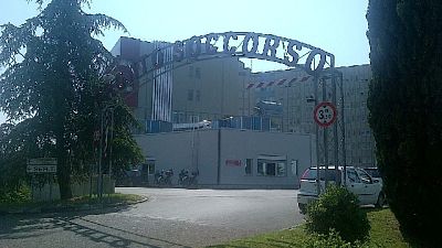 Bloccato da polizia dopo avere tentato di colpire personale Bloccato da polizia dopo avere tentato di colpire personale