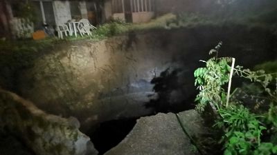 Nessun ferito, vigili stanno mettendo in sicurezza la zona Nessun ferito, vigili stanno mettendo in sicurezza la zona
