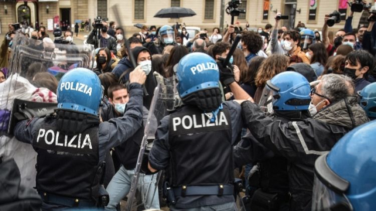 Manifestanti contro iniziativa anti ddl Zan in Duomo con Salvini