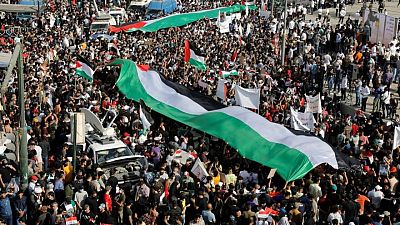 العراقيون ينظمون احتجاجات مناهضة لإسرائيل استجابة لدعوات الصدر وفصائل مسلحة العراقيون ينظمون احتجاجات مناهضة لإسرائيل استجابة لدعوات الصدر وفصائل مسلحة