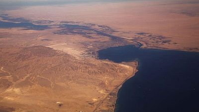 Canal de Suez comienza trabajos de dragado para extender doble vía