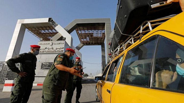 مصدران: مصر تفتح معبر رفح مع قطاع غزة قبل الموعد بيوم
