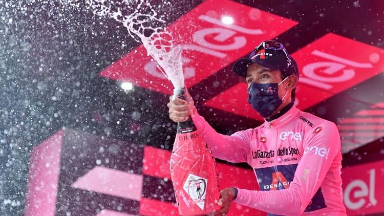 Colombiano Bernal sorprende a sus rivales con duro ataque y toma liderato del Giro de Italia