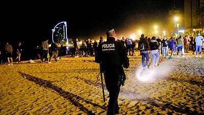La policía saca a juerguistas de las calles mientras Barcelona celebra alivio de restricciones La policía saca a juerguistas de las calles mientras Barcelona celebra alivio de restricciones