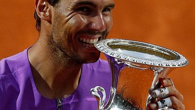 Nadal se recupera de bache en segundo set y supera a Djokovic en la final de Roma