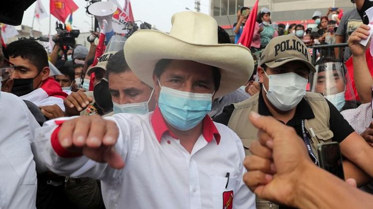 Socialista que lidera sondeos en Perú plantea nuevos impuestos y regalías para clave sector minero