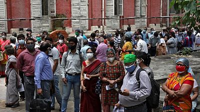 Disminuyen los casos del virus en India, pero la OMS alerta sobre las zonas rurales