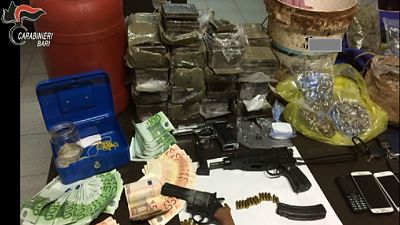 In un casolare a Mola la sede per il confezionamento delle dosi In un casolare a Mola la sede per il confezionamento delle dosi