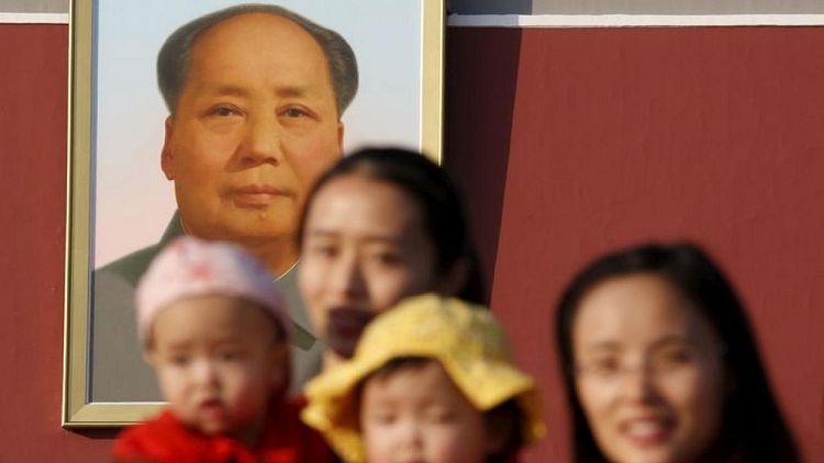 China relajará su política de natalidad, pero desconfía de los riesgos sociales -fuentes