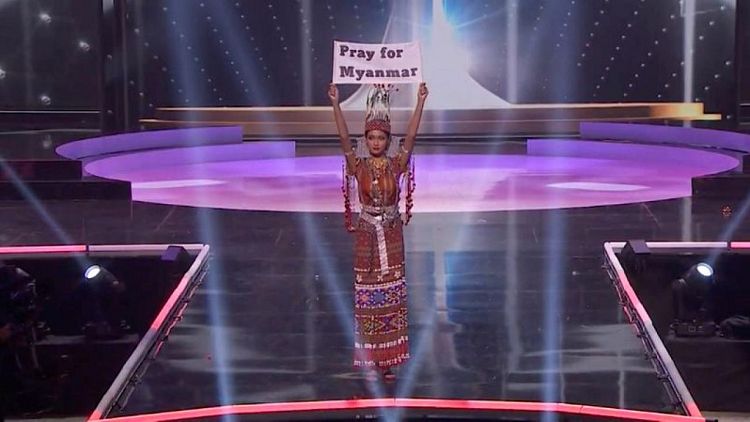En Miss Universo, concursante de Myanmar suplica "nuestro pueblo se está muriendo"