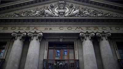 MERCADOS A.LATINA-Monedas caen por mayor aversión al riesgo; bolsa chilena lidera bajas MERCADOS A.LATINA-Monedas caen por mayor aversión al riesgo; bolsa chilena lidera bajas