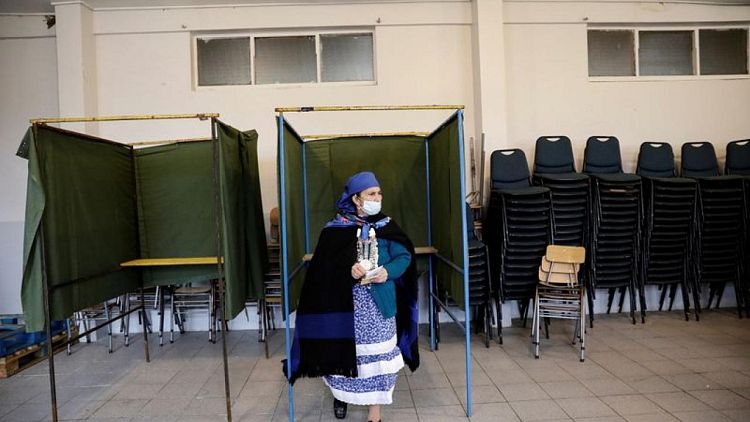 Sin favores: Mujeres chilenas dominan elección constitucional y ceden puestos a hombres