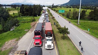 Presidente de Colombia ordena a las FFAA desbloquear carreteras en medio de protestas Presidente de Colombia ordena a las FFAA desbloquear carreteras en medio de protestas