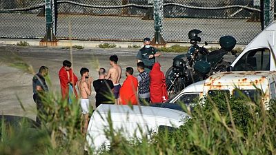 España promete restablecer el orden tras la llegada de miles de migrantes a nado a Ceuta España promete restablecer el orden tras la llegada de miles de migrantes a nado a Ceuta
