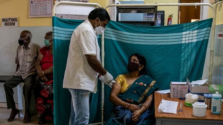 India podría suspender principales exportaciones de vacuna COVID-19 hasta octubre -fuentes