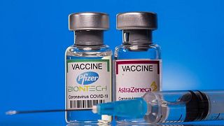 España vacunará con Pfizer a los menores de 60 que recibieron una dosis de AstraZeneca -El País