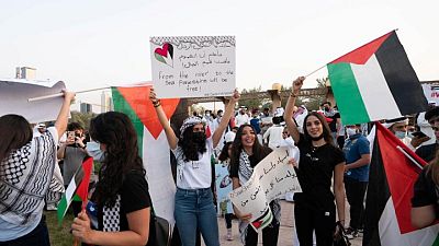 محتجون كويتيون يحرقون العلم الإسرائيلي ويرفضون اتفاقيات التطبيع محتجون كويتيون يحرقون العلم الإسرائيلي ويرفضون اتفاقيات التطبيع