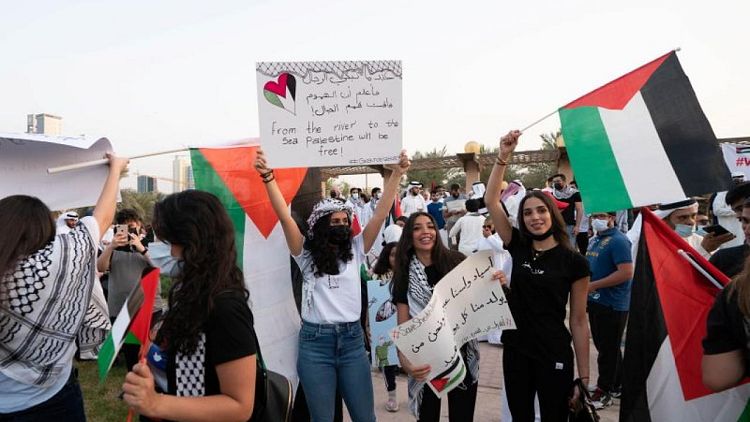 محتجون كويتيون يحرقون العلم الإسرائيلي ويرفضون اتفاقيات التطبيع