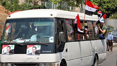 لبنانيون يشتبكون مع سوريين يصوتون في الخارج لصالح الأسد