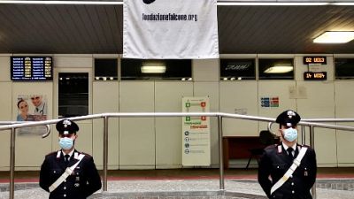 Esposto da carabinieri con i volti di Falcone e Borsellino