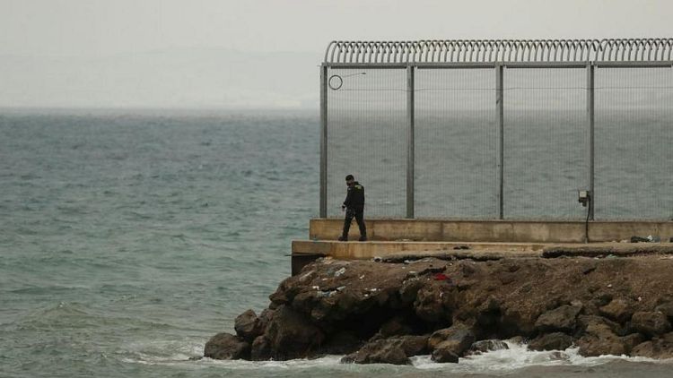 En la frontera de Ceuta, una ventana a una vida mejor se abre antes de volver a cerrarse