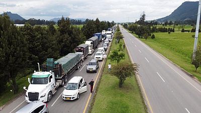 Carreteras de Colombia siguen bloqueadas por manifestantes pese a orden presidencial para despejarlas Carreteras de Colombia siguen bloqueadas por manifestantes pese a orden presidencial para despejarlas
