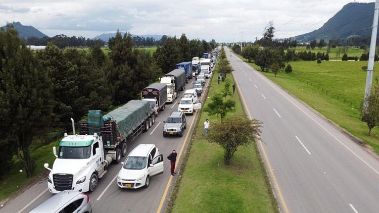 Carreteras de Colombia siguen bloqueadas por manifestantes pese a orden presidencial para despejarlas