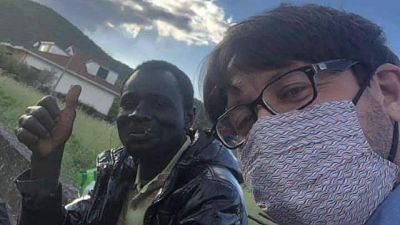 Sua storia su Fb, dopo 40 km a piedi rifocillato dai cittadini Sua storia su Fb, dopo 40 km a piedi rifocillato dai cittadini
