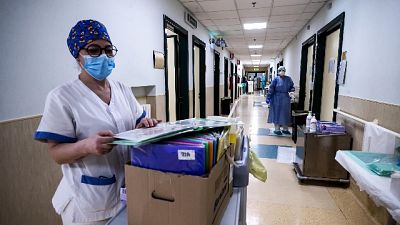 Sono 3.078 i nuovi contagi,flette numero ricoveri in area medica