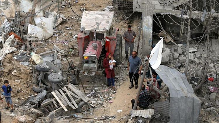 "زي تسونامي".. سكان غزة يتفقدون الدمار بعد انتهاء القتال مع إسرائيل