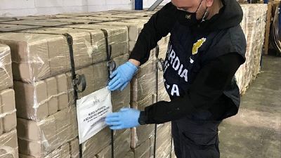 Era privo di indicazioni di sicurezza e di provenienza Era privo di indicazioni di sicurezza e di provenienza