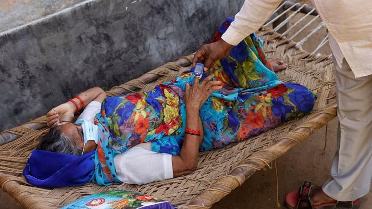 Campesinos indios acuden a clínicas no autorizadas ante propagación de COVID en zonas rurales
