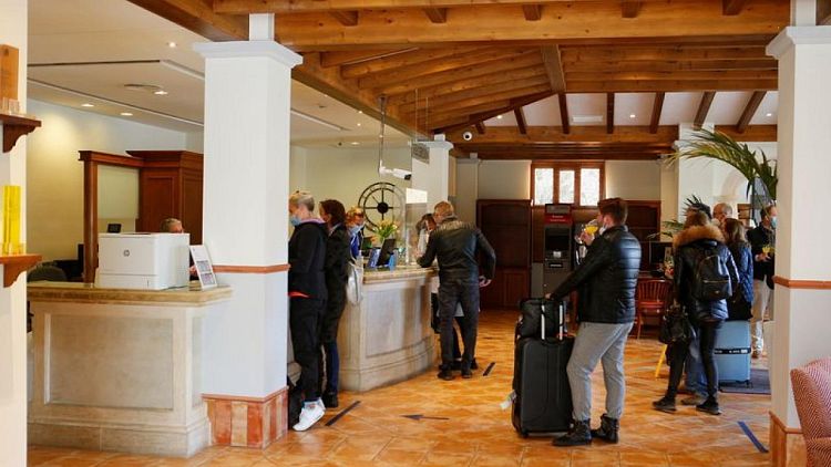 Aumento de las reservas en hoteles españoles en abril, pero todavía lejos de niveles pre-COVID
