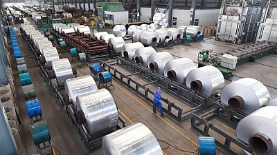 METALES BÁSICOS-Aluminio toca máximo 10 años por inquietud sobre suministro, cobre cae