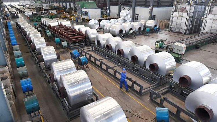 METALES BÁSICOS-Aluminio toca máximo 10 años por inquietud sobre suministro, cobre cae