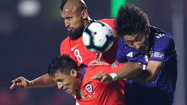 Vidal y Sánchez encabezan nómina de Chile para duelos contra Argentina y Bolivia, vuelve Mena