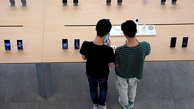 Smartphone shipments in China in August fall 9.9% yr/yr -CAICT
