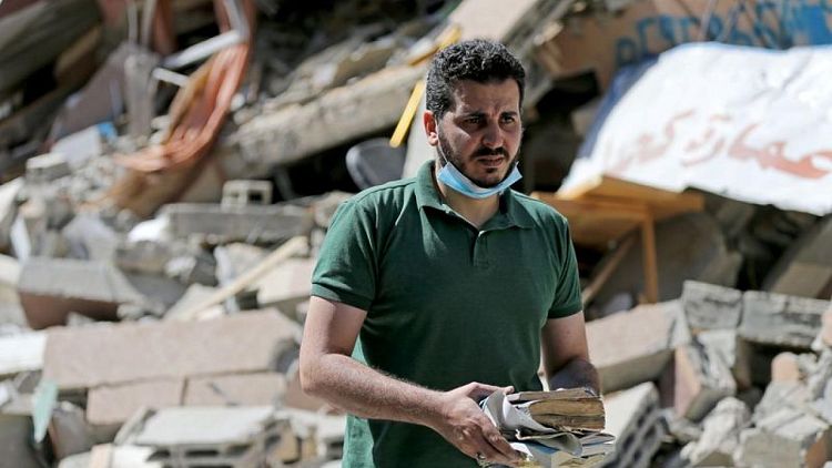 فلسطيني يأمل في إعادة بناء مكتبته بالتمويل الجماعي بعد دمارها في القصف