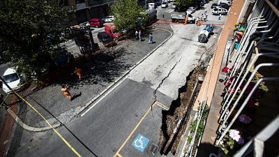 Nessun ferito. Buca lunga 12 metri e profonda 6 Nessun ferito. Buca lunga 12 metri e profonda 6