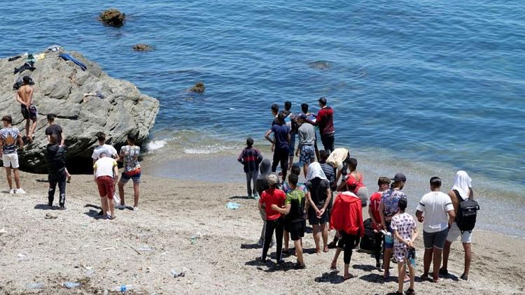 Tras la avalancha de Ceuta, las regiones españolas acuerdan acoger a 200 jóvenes migrantes
