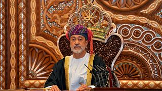 سلطان عمان يأمر بتسريع خلق الوظائف وسط احتجاجات على البطالة