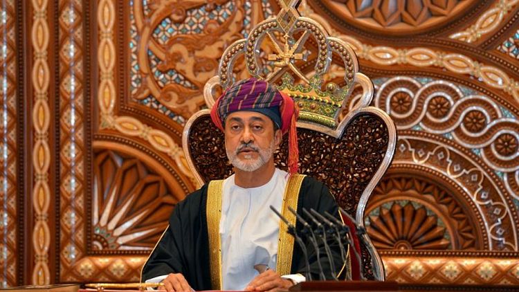 سلطان عمان يأمر بتسريع خلق الوظائف وسط احتجاجات على البطالة