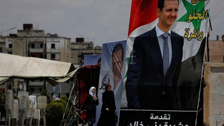 السوريون يتوجهون لمراكز الاقتراع في انتخابات من المتوقع أن يفوز الأسد بها