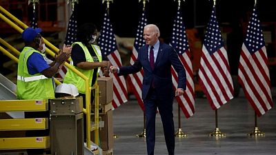 Biden buscará en el extranjero metales para autos eléctricos, un revés para mineras de EEUU