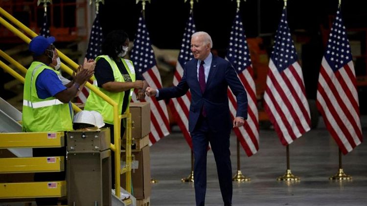 Biden buscará en el extranjero metales para autos eléctricos, un revés para mineras de EEUU