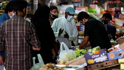 البحرين تشدد قيود مكافحة كورونا وتغلق المتاجر والمطاعم أسبوعين