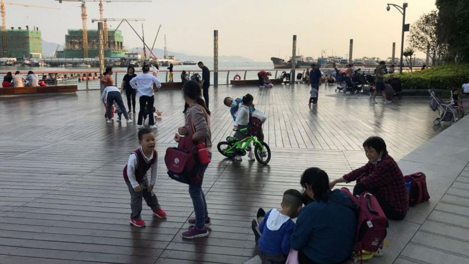 China modifica su política demográfica elevando de dos a tres el número máximo de hijos