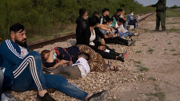 Inmigrantes romaníes europeos suben a balsas en México para entrar a Estados Unidos