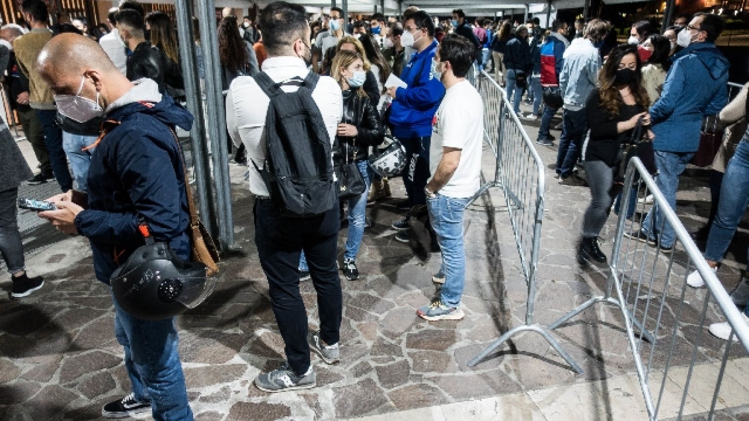 Diminuiscono ricoveri ordinari e isolamenti